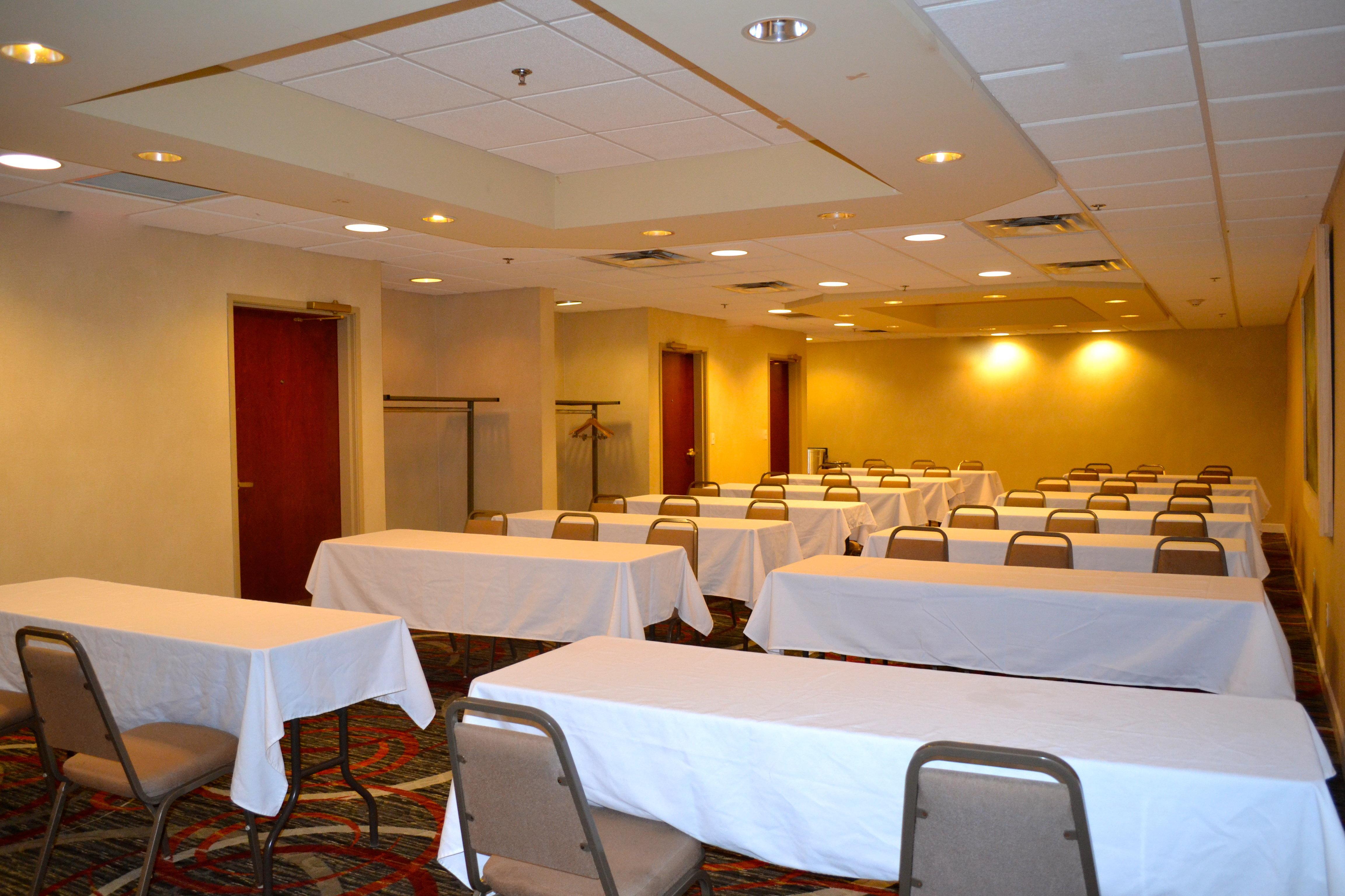 Holiday Inn Express Hotel & Suites Waterford By Ihg Exterior photo